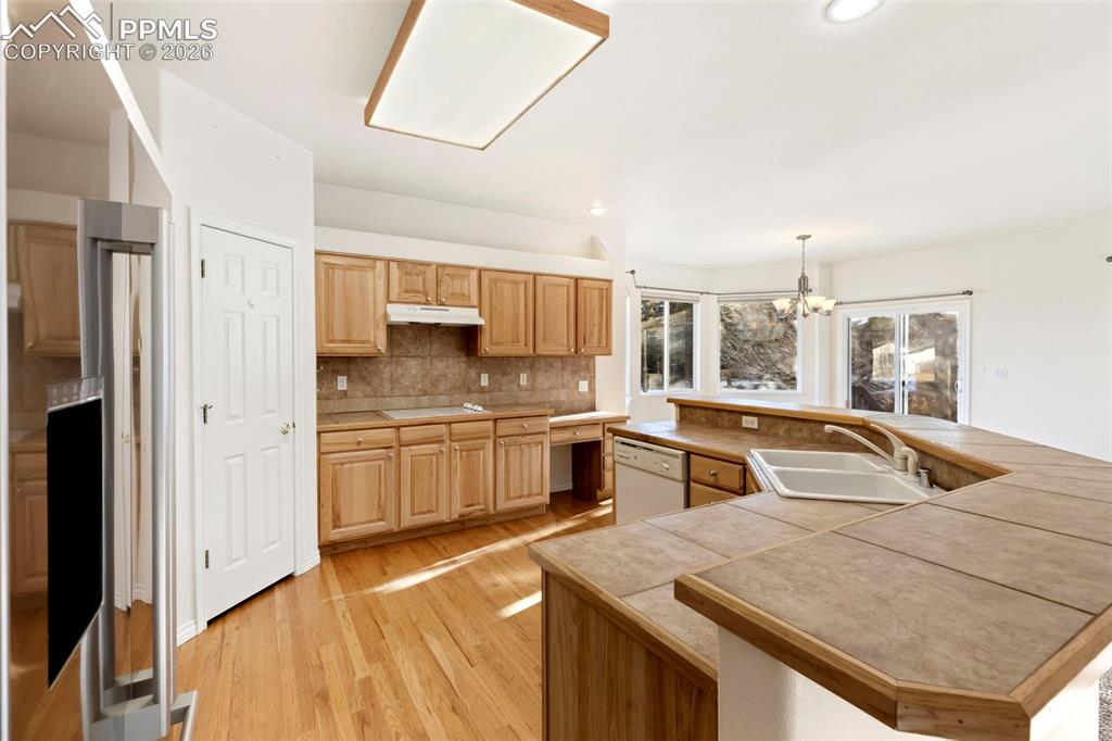 Image 6 of 42: Kitchen