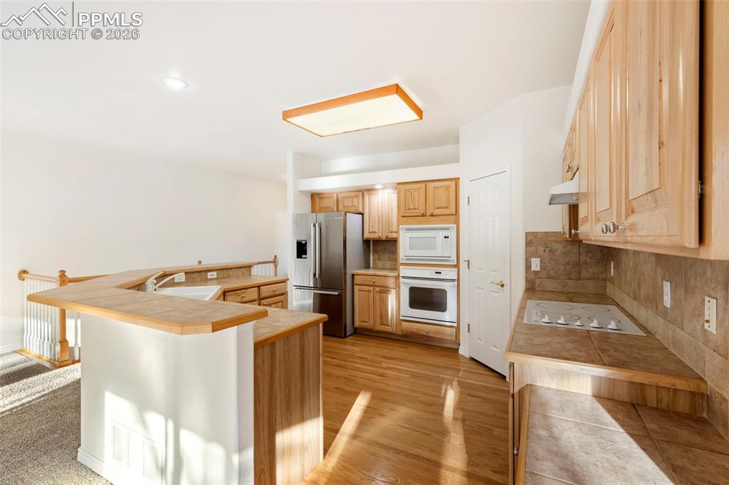 Image 7 of 42: Kitchen