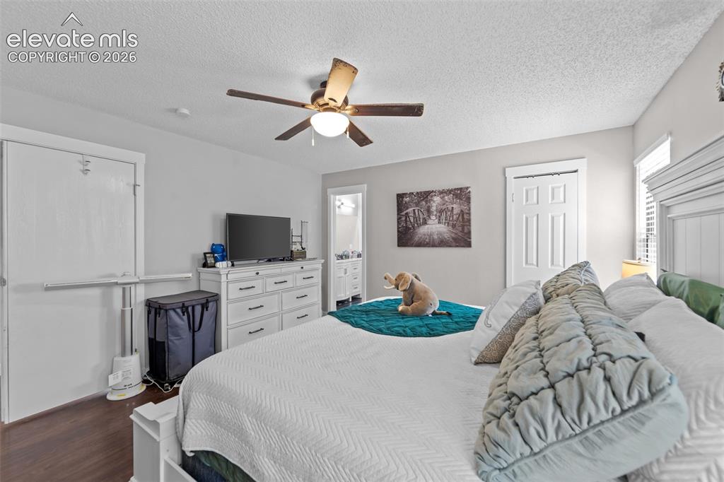 Image 15 of 38: Bedroom