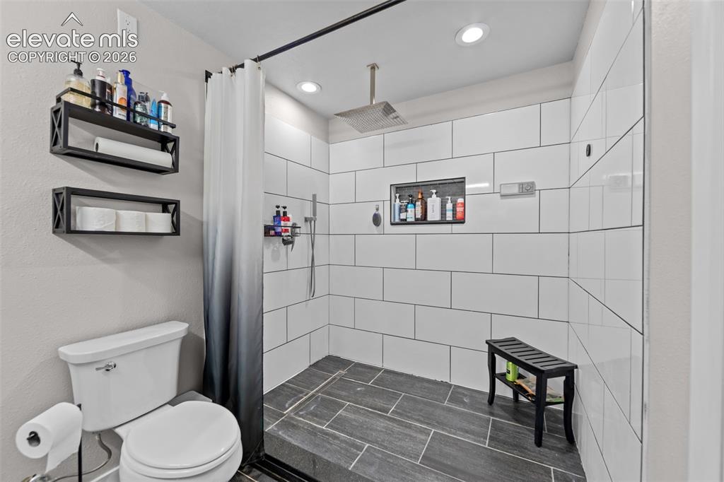 Image 16 of 38: Bathroom