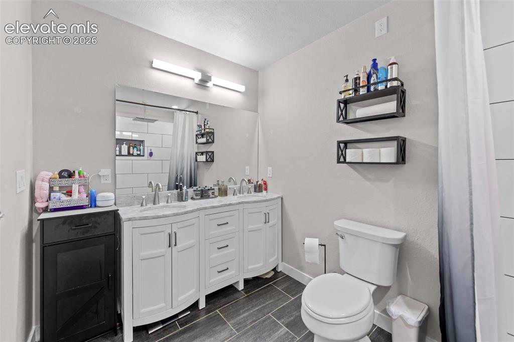 Image 17 of 38: Bathroom