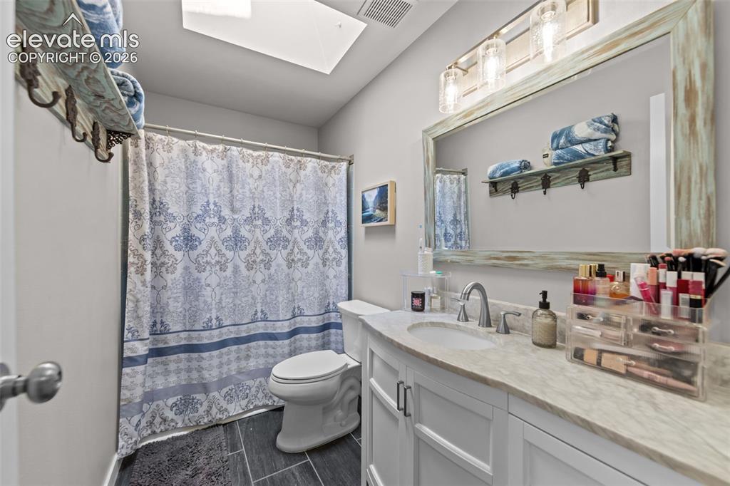 Image 20 of 38: Bathroom
