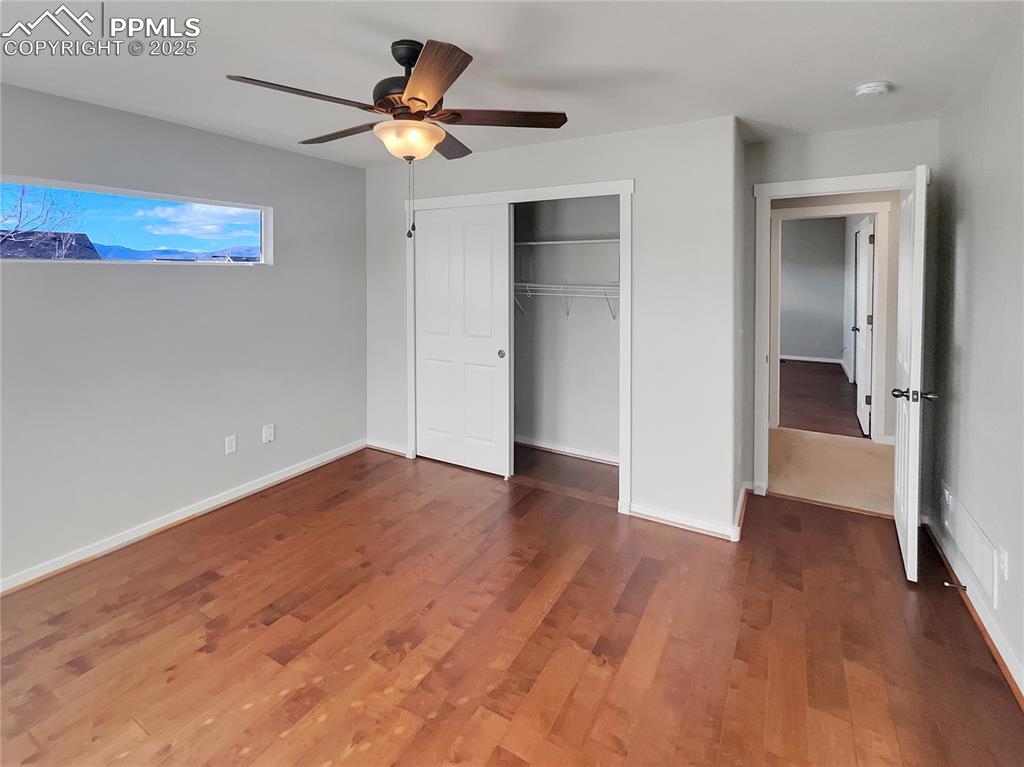 Image 14 of 17: Bedroom