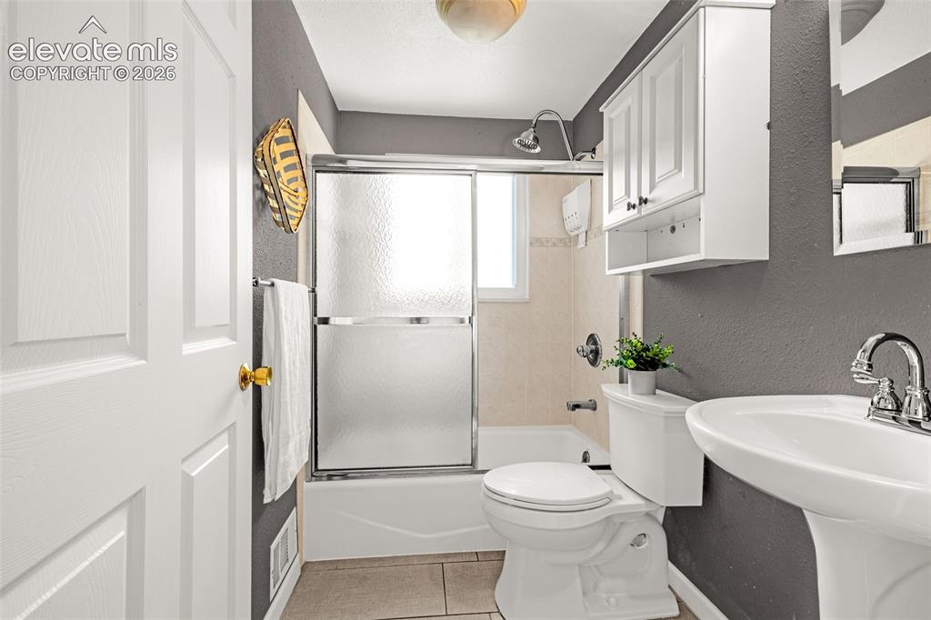Image 13 of 39: Bathroom