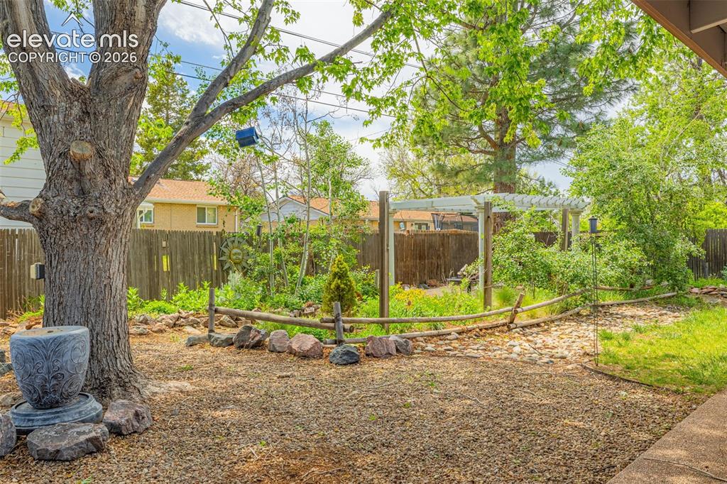 Image 33 of 39: Yard