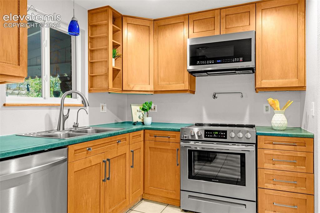 Image 9 of 39: Kitchen