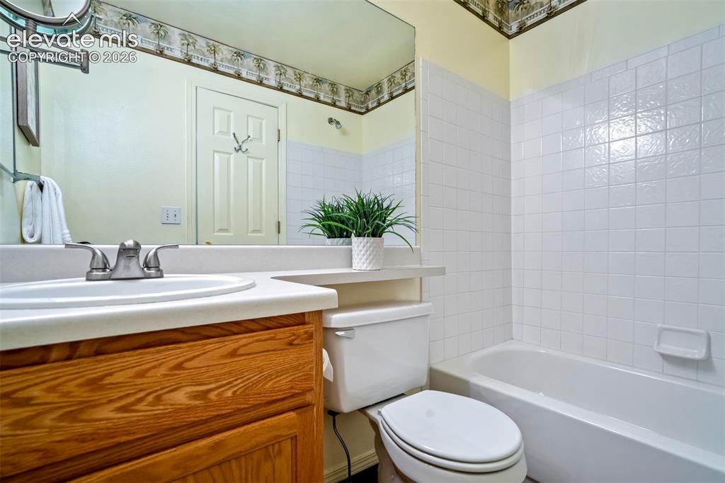 Image 19 of 41: Full bath on main level