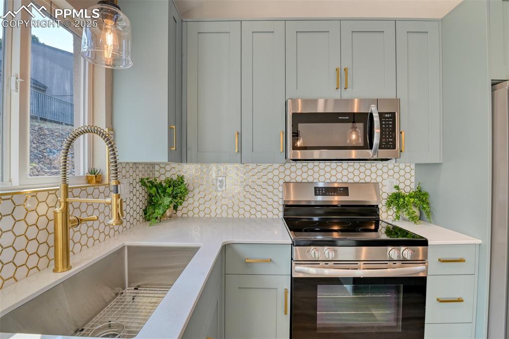 Image 11 of 30: Kitchen
