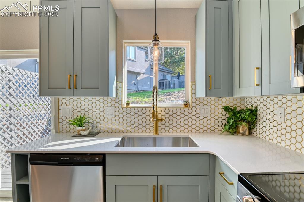 Image 12 of 30: Kitchen