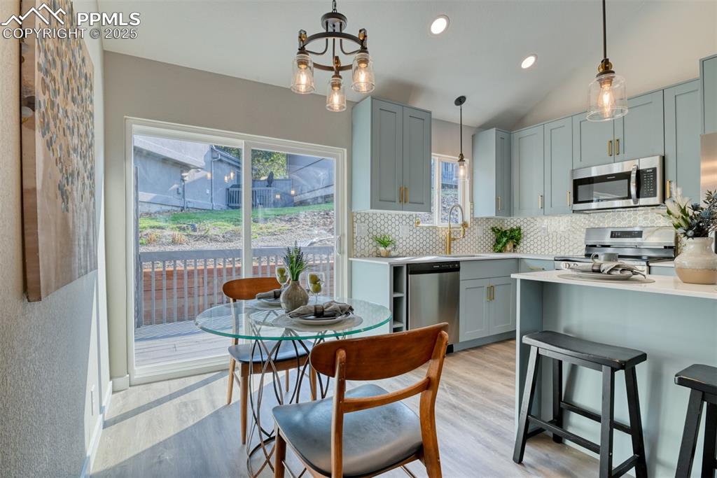 Image 16 of 30: Kitchen