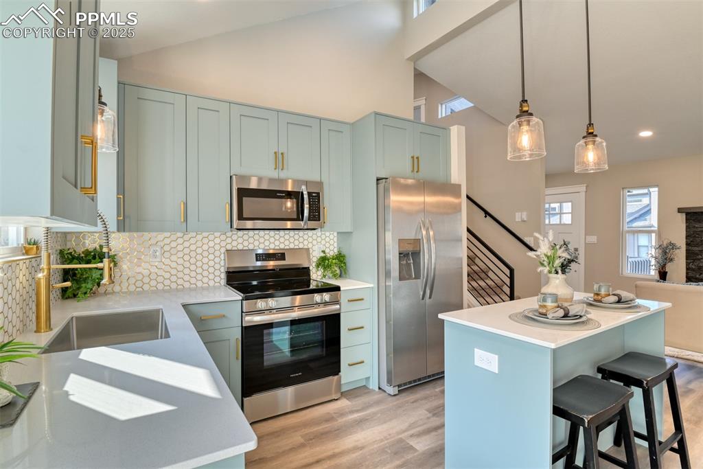 Image 9 of 30: Kitchen