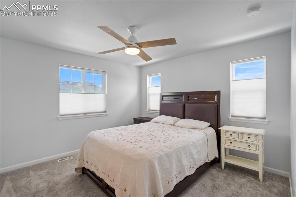 Image 18 of 50: Bedroom