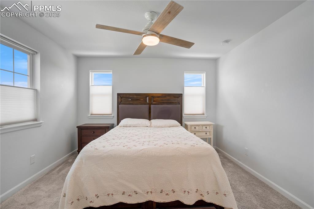 Image 19 of 50: Bedroom