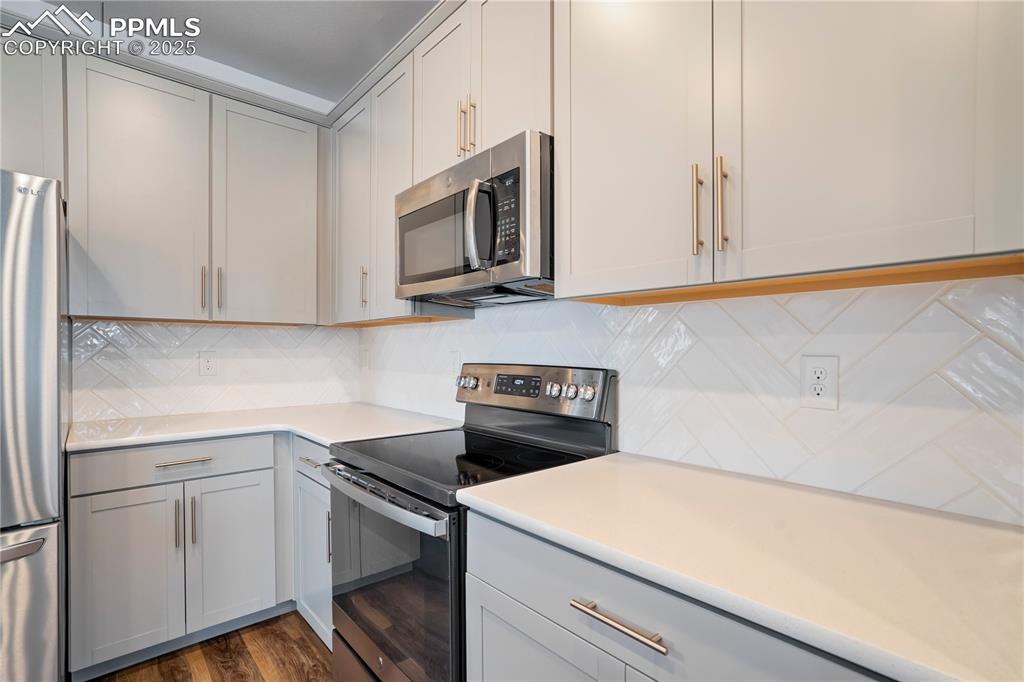 Image 8 of 50: Kitchen