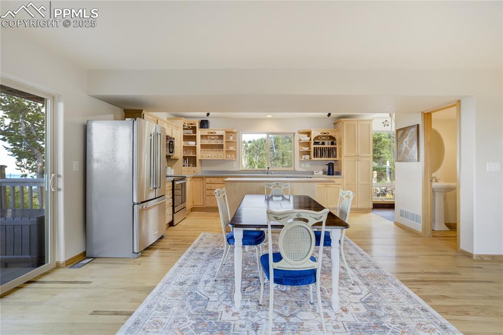 Image 10 of 41: Kitchen