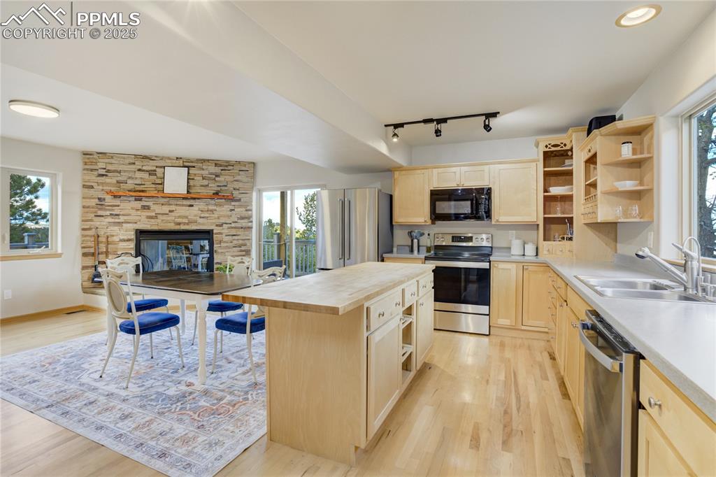 Image 14 of 41: Kitchen