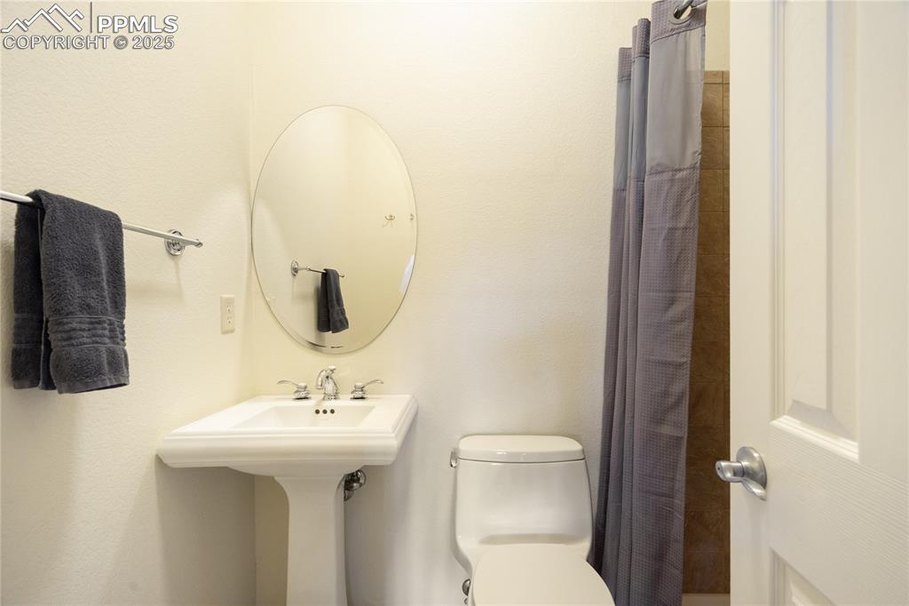 Image 33 of 41: Bathroom