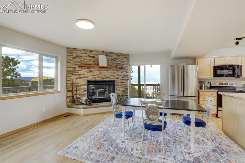 Image 6 of 41: Kitchen