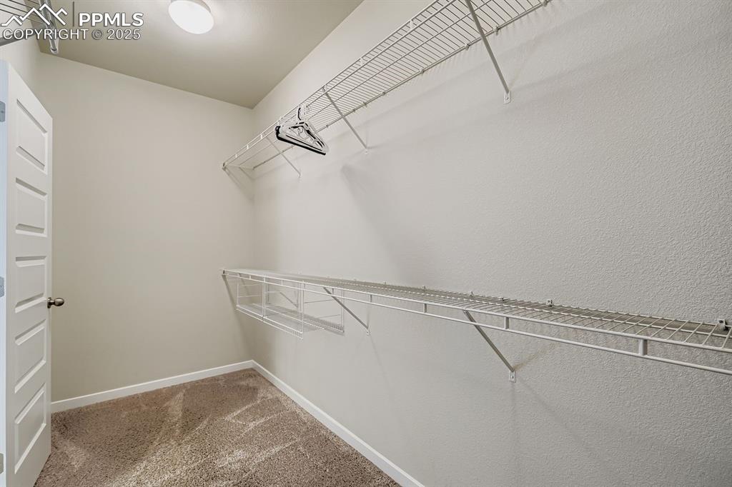 Image 19 of 29: Closet