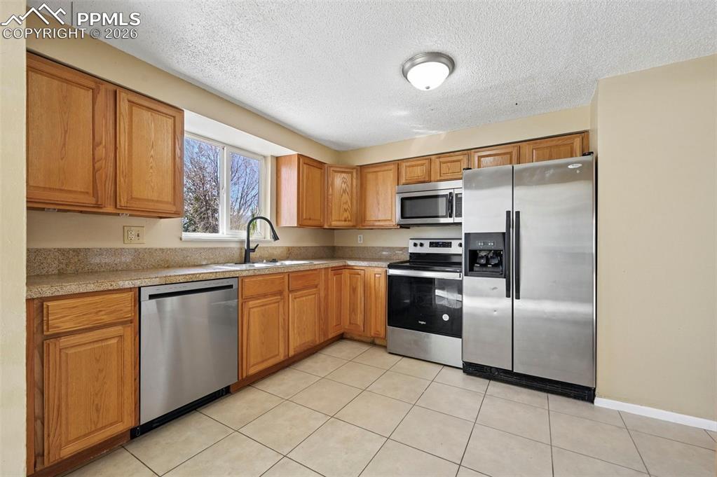 Image 22 of 47: Kitchen