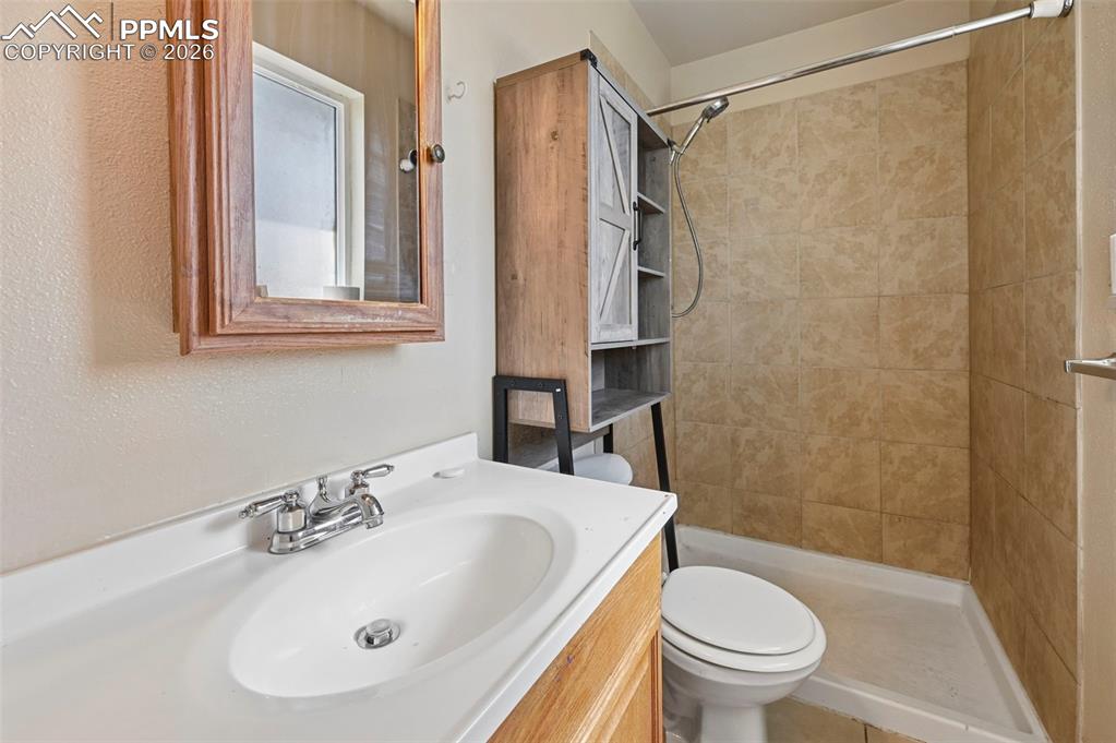 Image 32 of 47: Bathroom