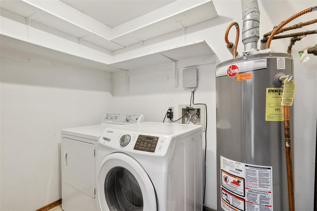 Image 11 of 32: Laundry room 