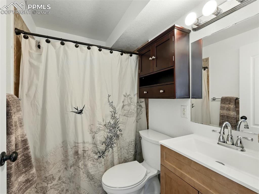 Image 14 of 44: Bathroom