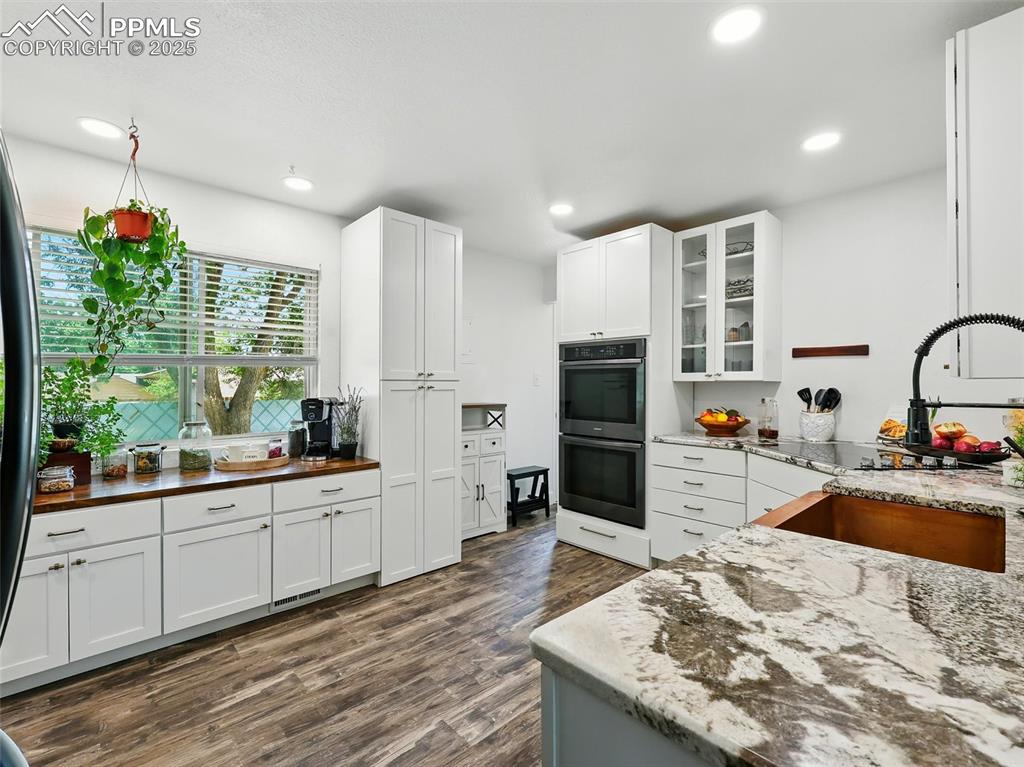 Image 6 of 44: Kitchen