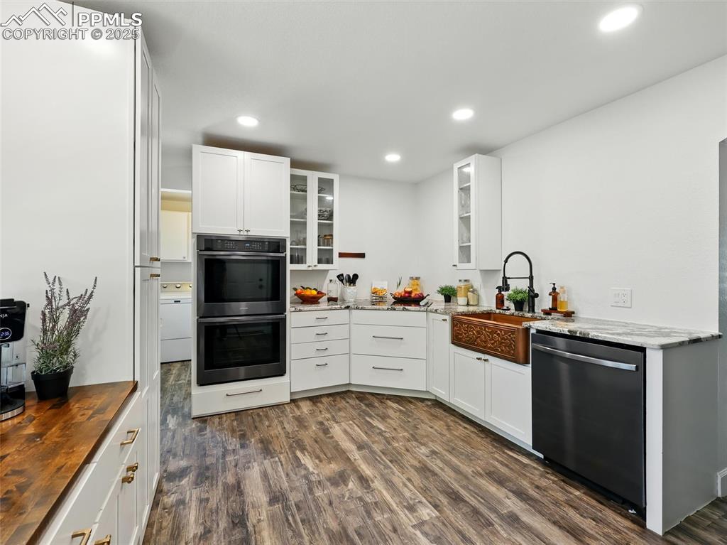 Image 7 of 44: Kitchen