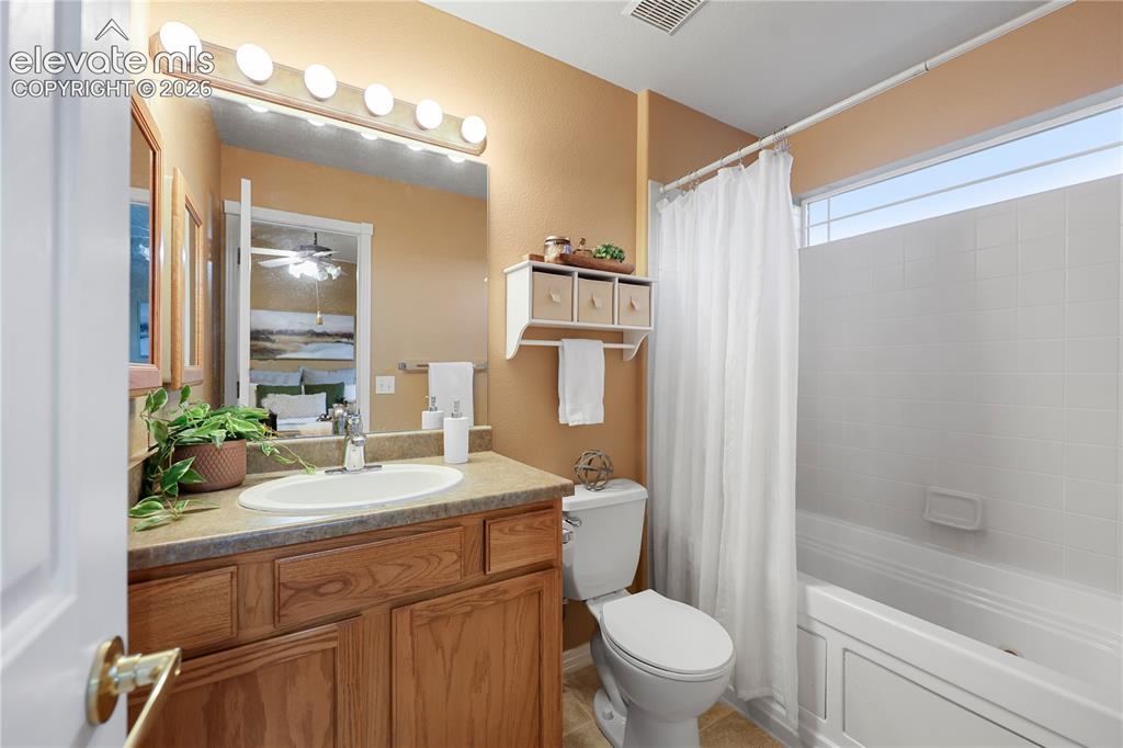 Image 18 of 22: Bathroom