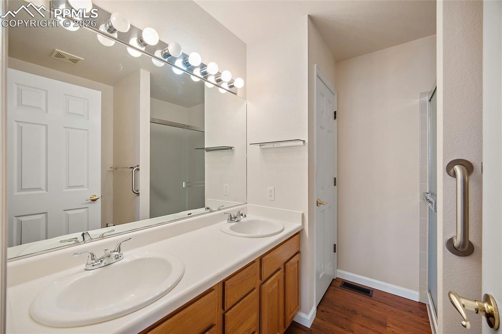 Image 18 of 37: Bathroom