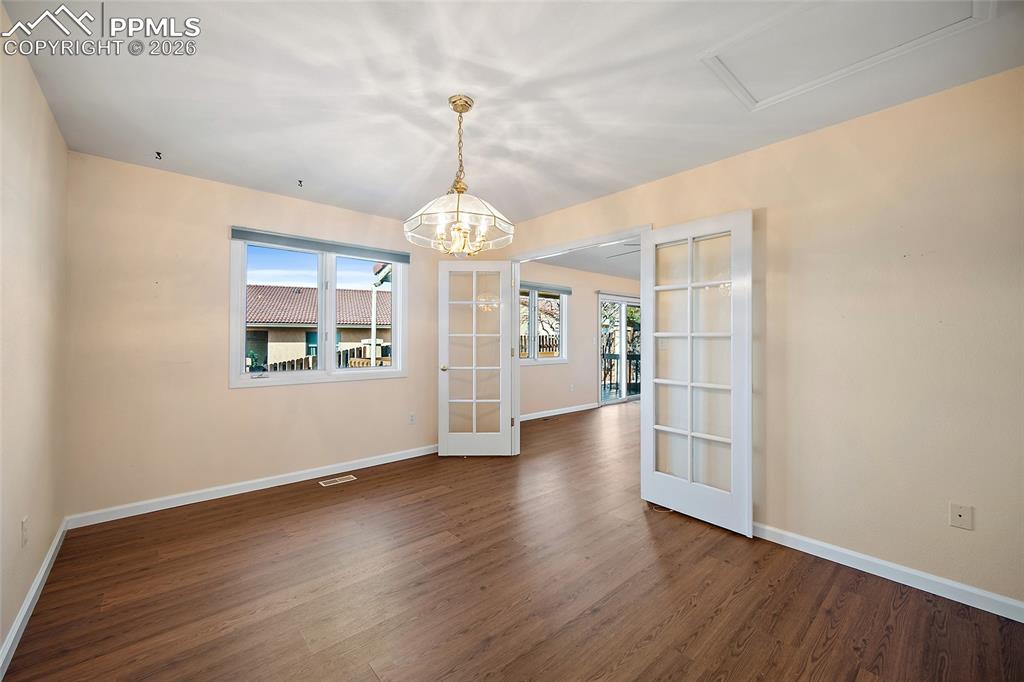 Image 20 of 37: Dining Area