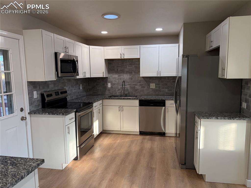 Image 17 of 18: Bedroom