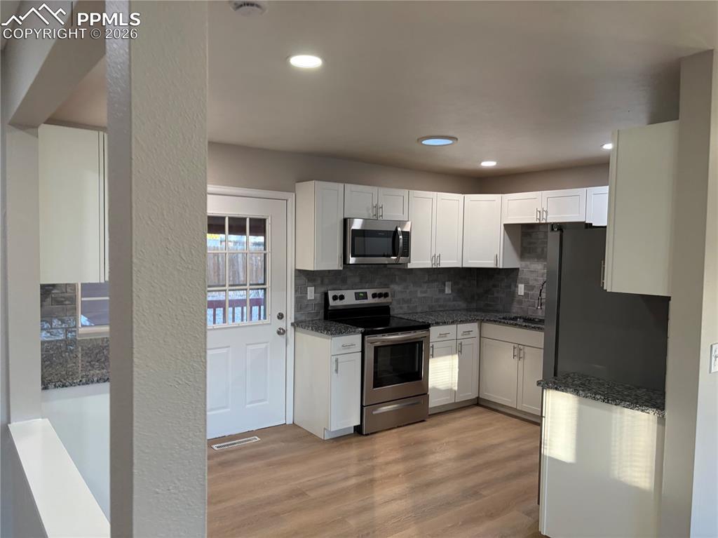 Image 9 of 18: Bedroom