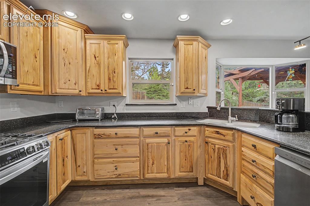 Image 15 of 43: Kitchen