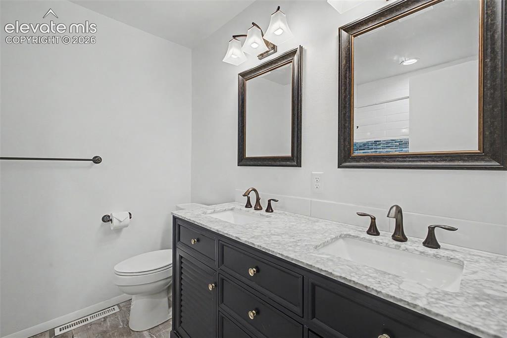 Image 20 of 43: Full bathroom off of the living room and bedroom hallway