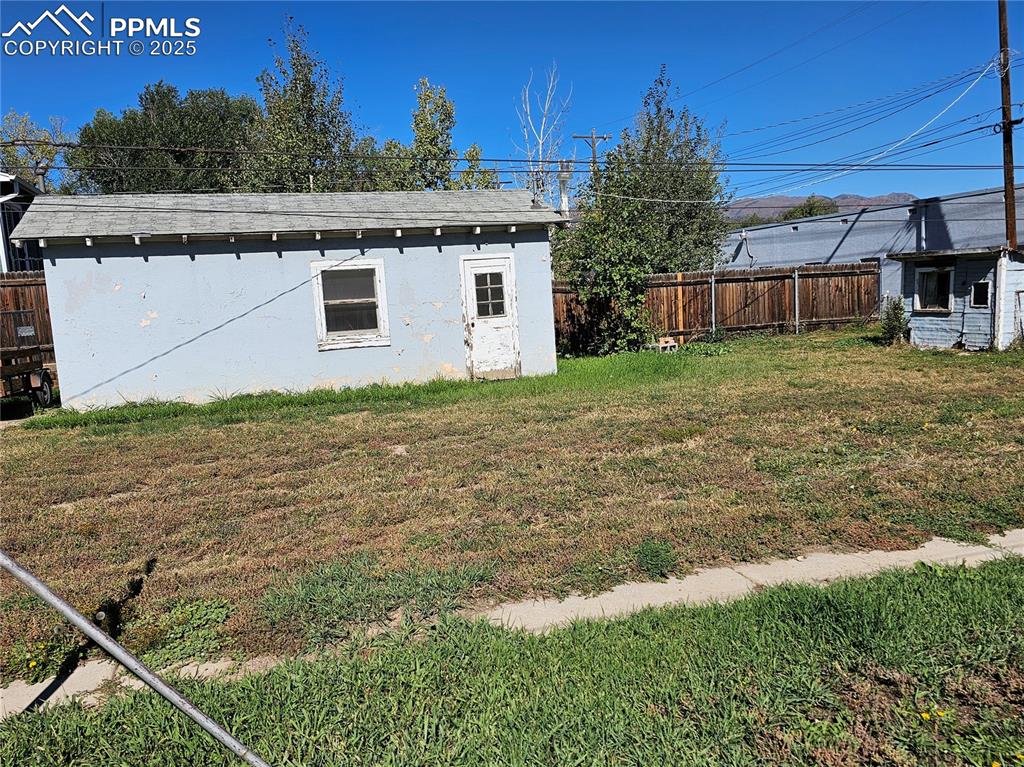 Image 5 of 8: detached garage