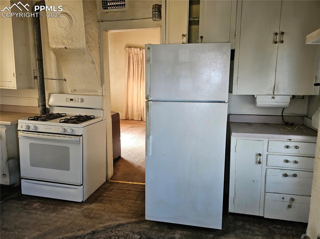 Image 6 of 8: Kitchen