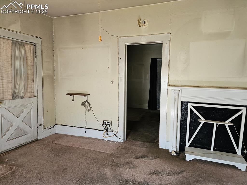 Image 7 of 8: Living Room