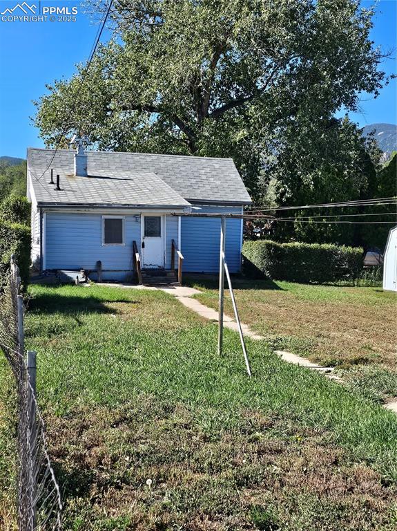 Image 8 of 8: Large backyard