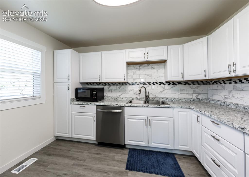 Image 14 of 49: Kitchen