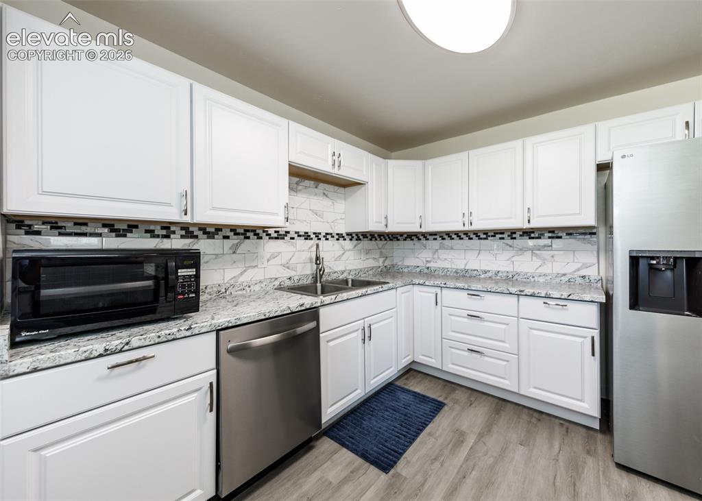Image 15 of 49: Kitchen