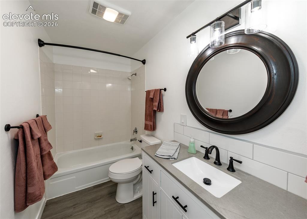 Image 17 of 49: Bathroom