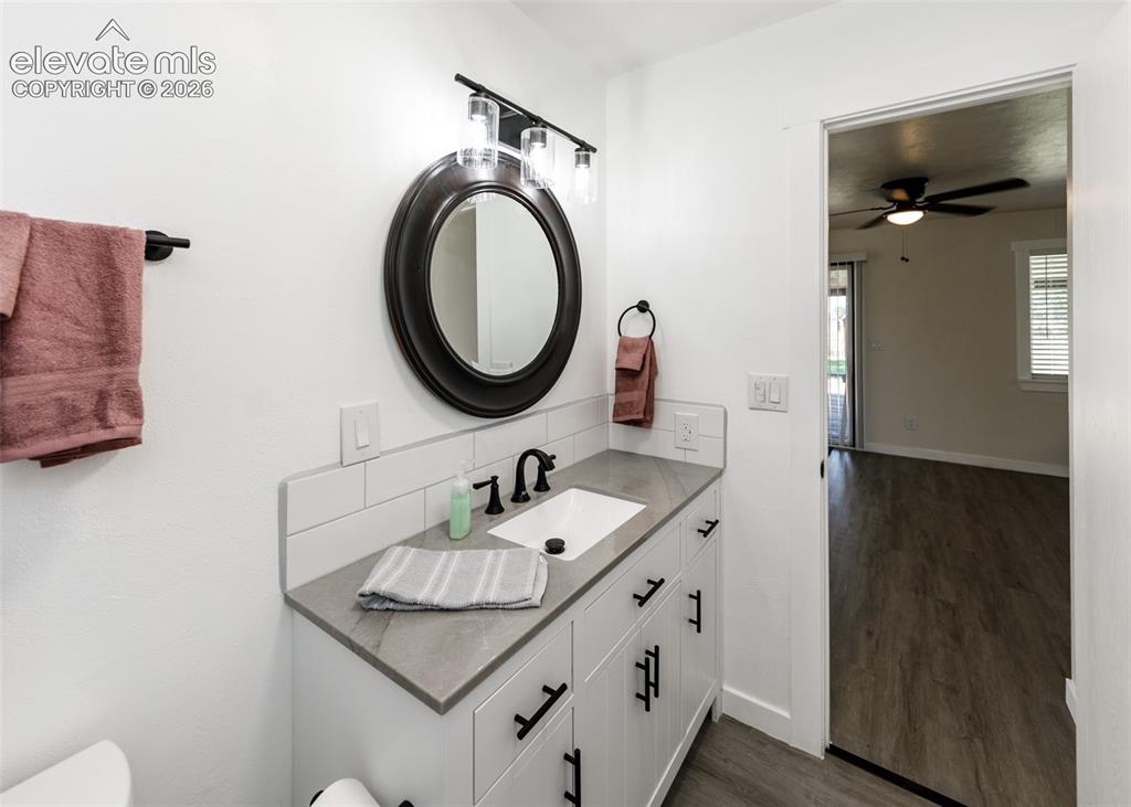 Image 18 of 49: Bathroom