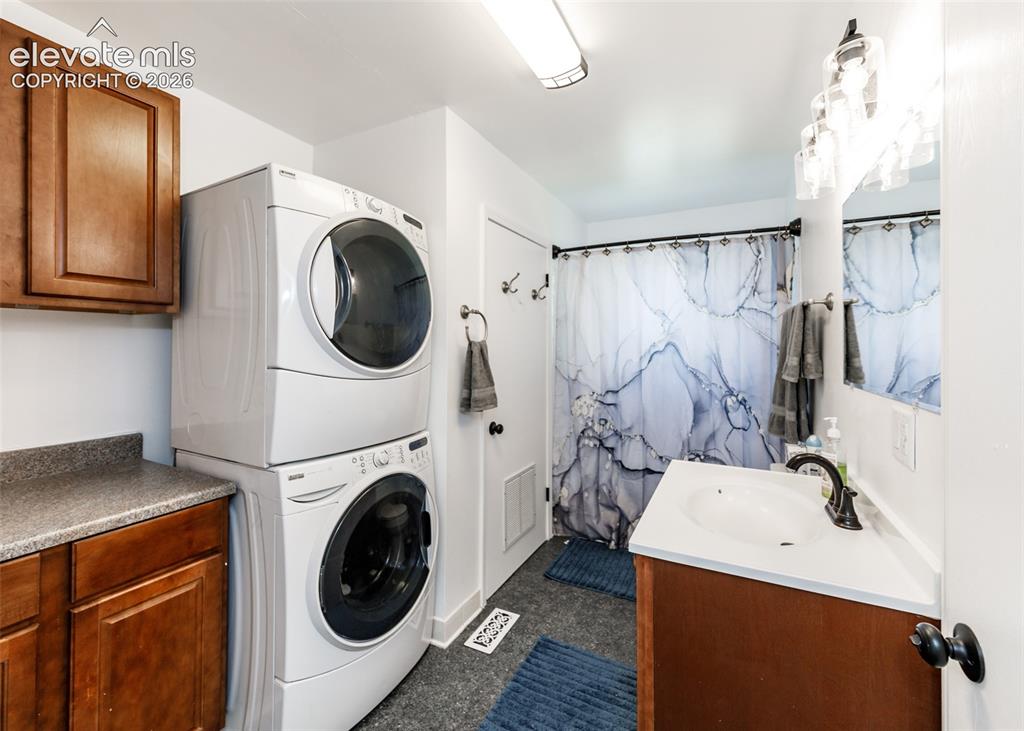 Image 21 of 49: Bathroom & Laundry