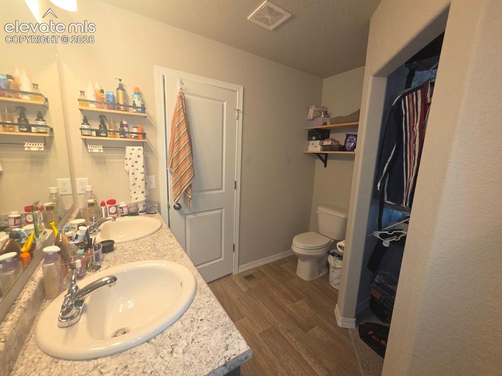 Image 10 of 19: Bathroom