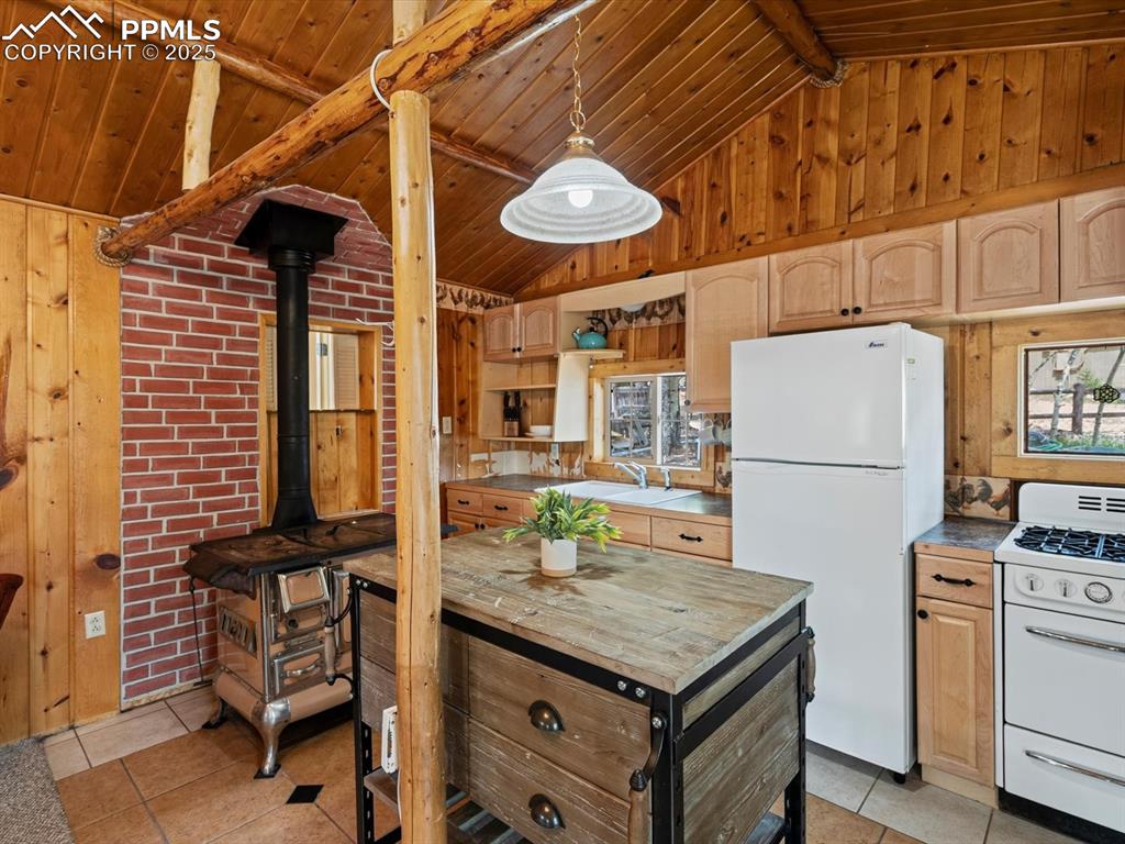 Image 21 of 47: Kitchen