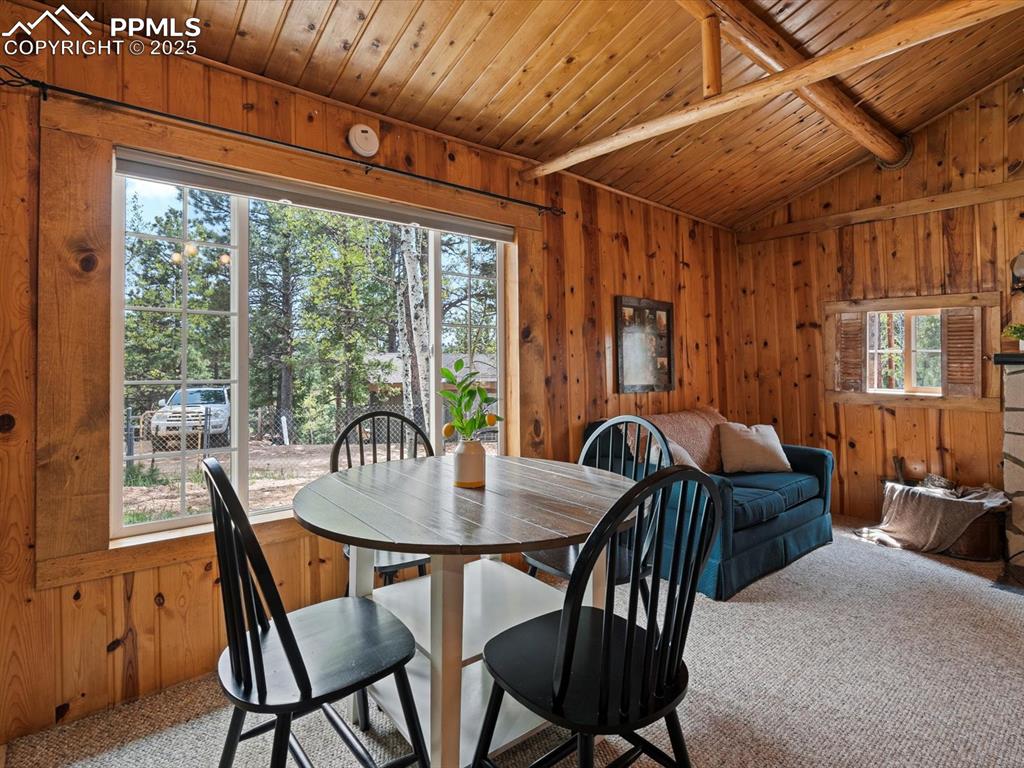 Image 32 of 47: Dining Area