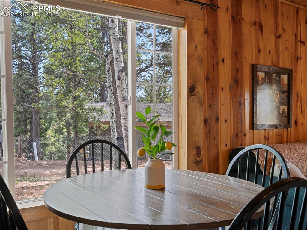 Image 33 of 47: Dining Area