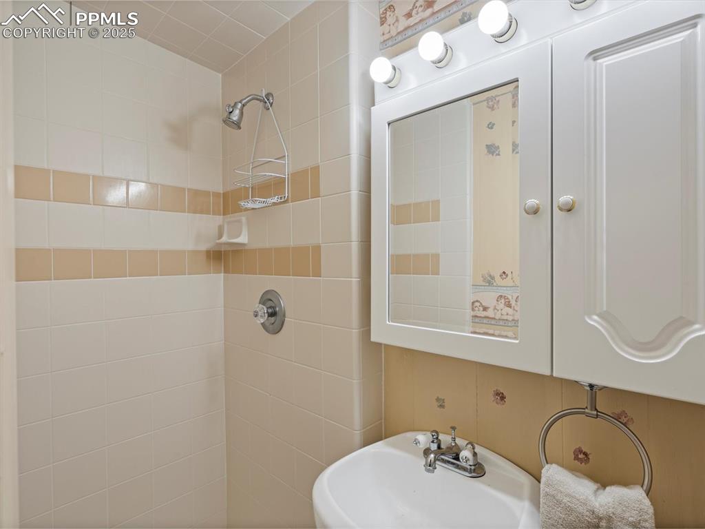 Image 44 of 47: Bathroom